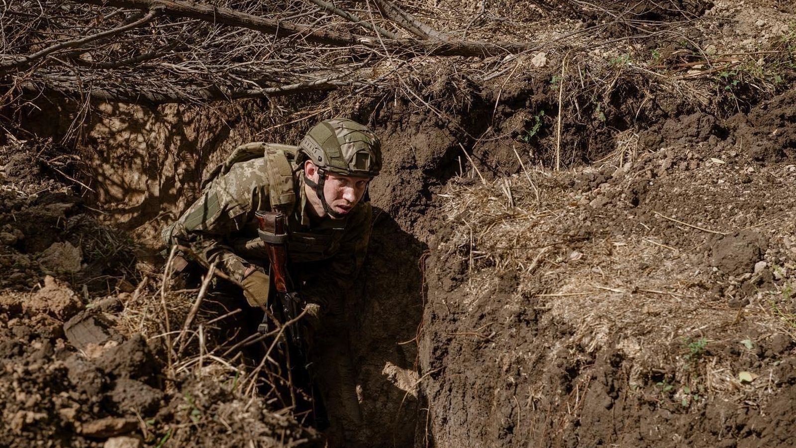 Un jove soldat ucraïnés dins d'una trinxera