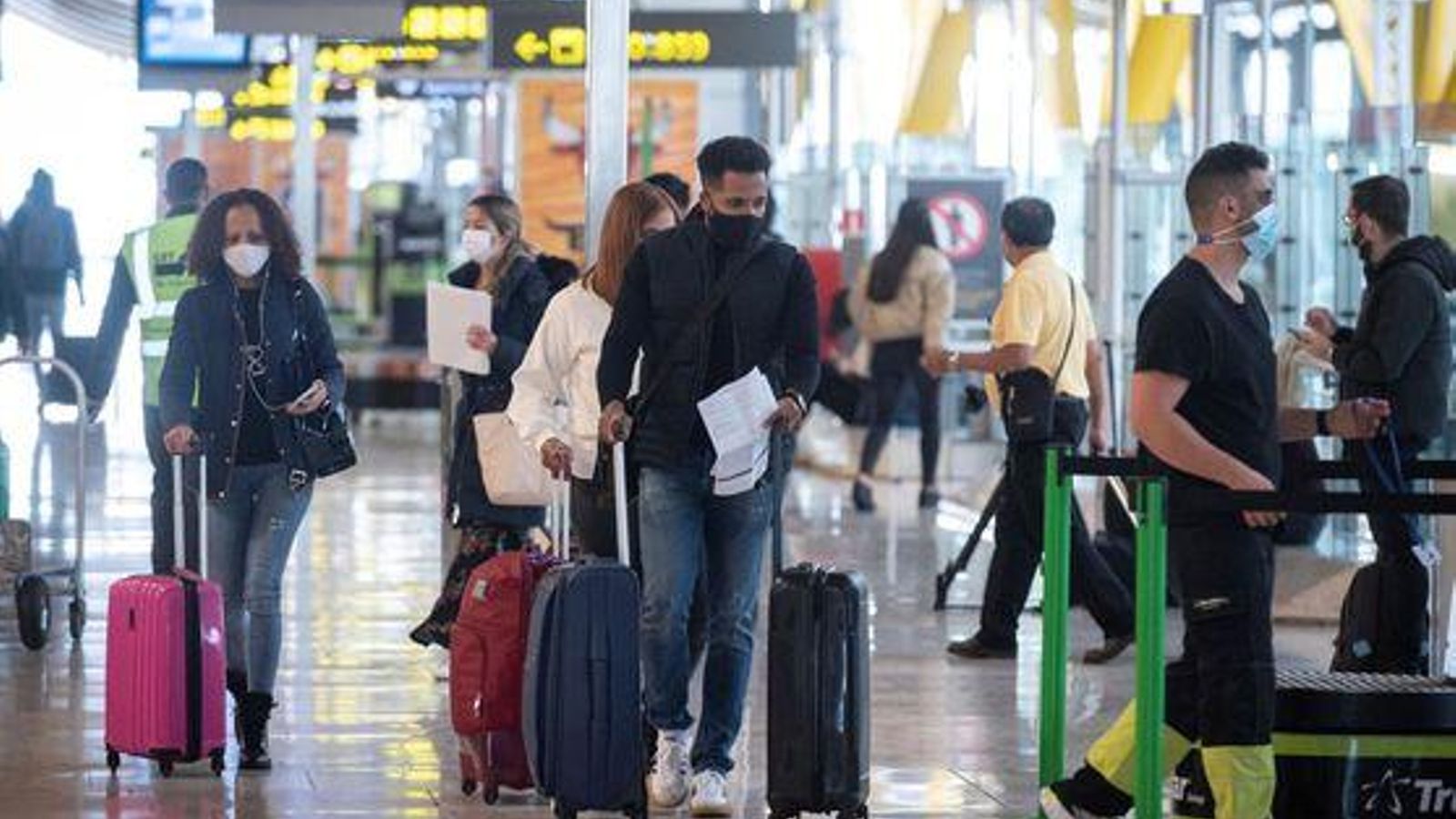 Passatgers en l'Aeroport de Barajas, a Madrid.