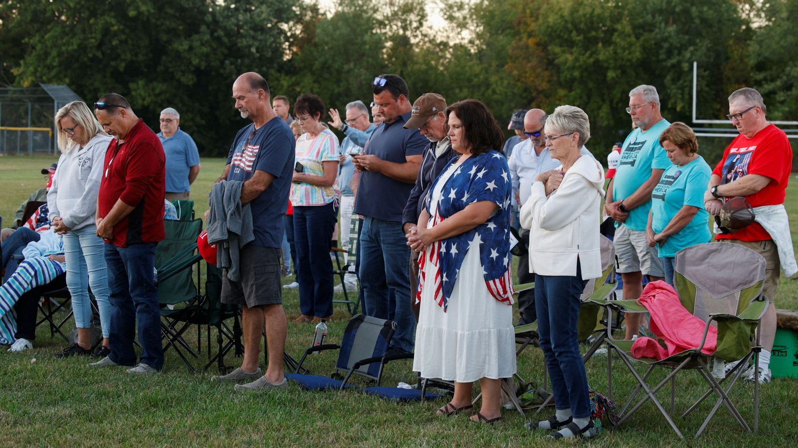 Persones assisteixen a una vigília de pregària contra la violència, després del tiroteig a una església a Burton, Michigan (Estats Units), el 28 de setembre de 2025. REUTERS/Rebecca Cook
