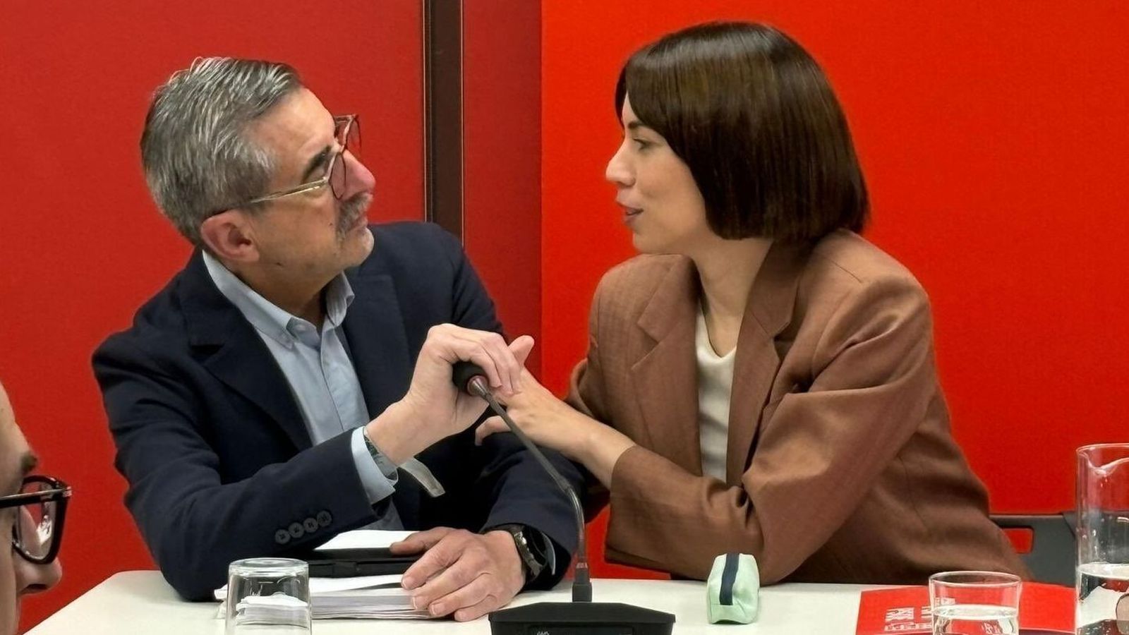 Diana Morant, on agafa la mà, en un gest carinyós, a Josep Maria Àngel, en la imatge que la líder dels socialistes ha compartit en les xarxes socials
