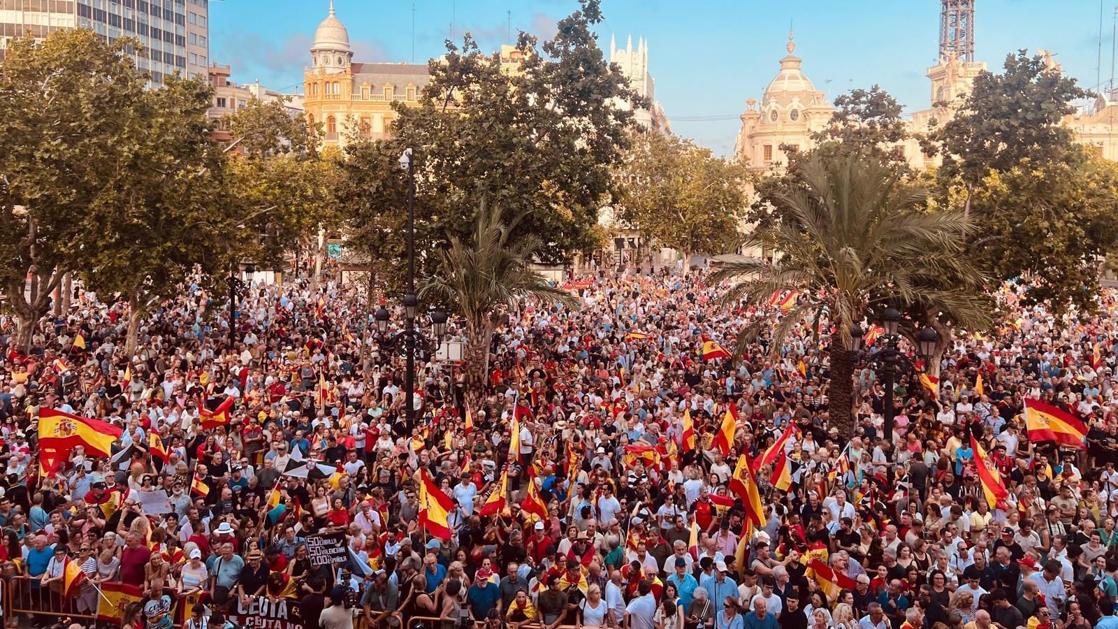 Un moment de la concentració d'este dimecres, a la plaça de l'Ajuntament de València
