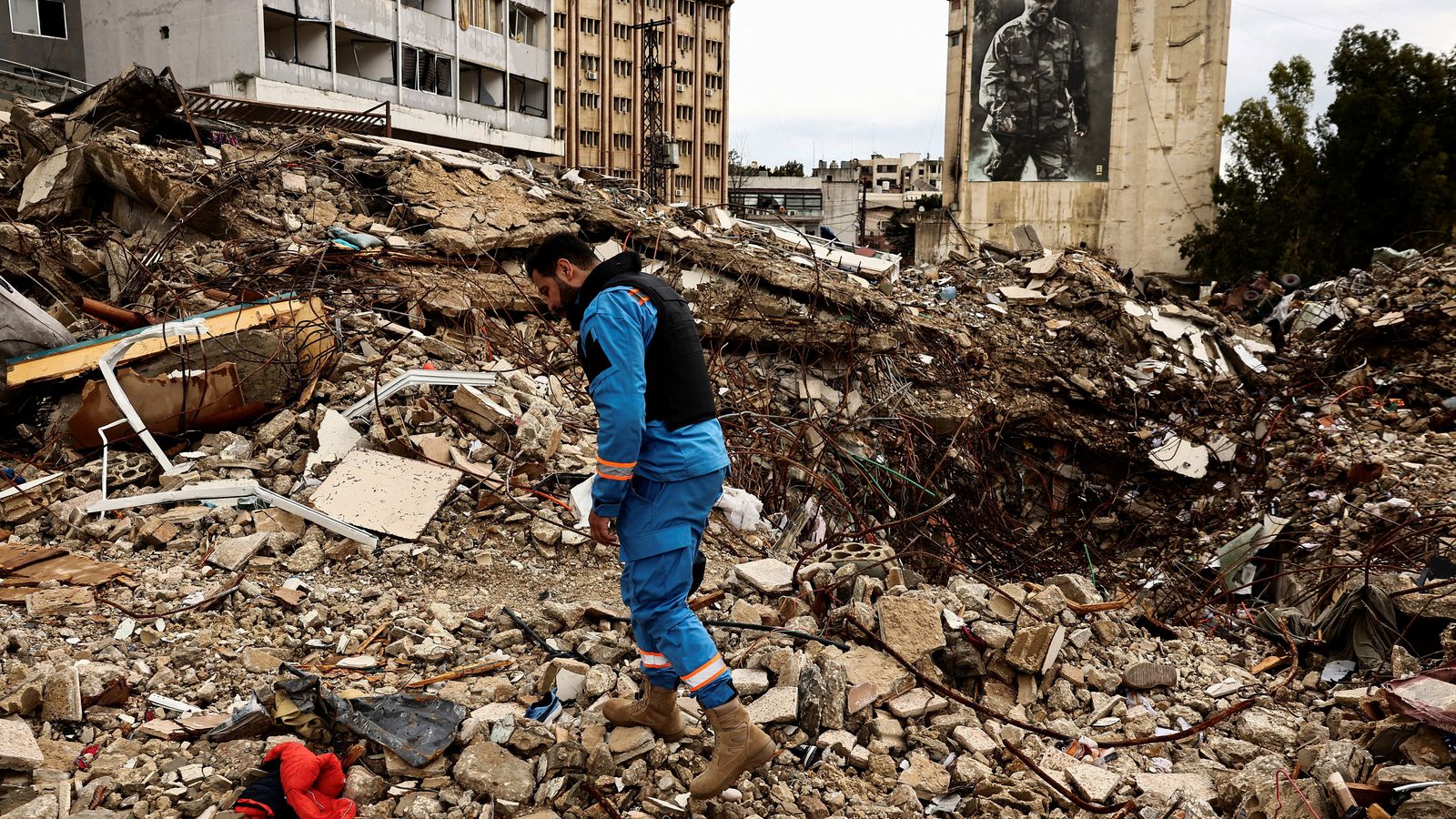 Un paramèdic camina entre les runes en un carrer afectat per un bombardeig israelià a Nabatieh, el Líban