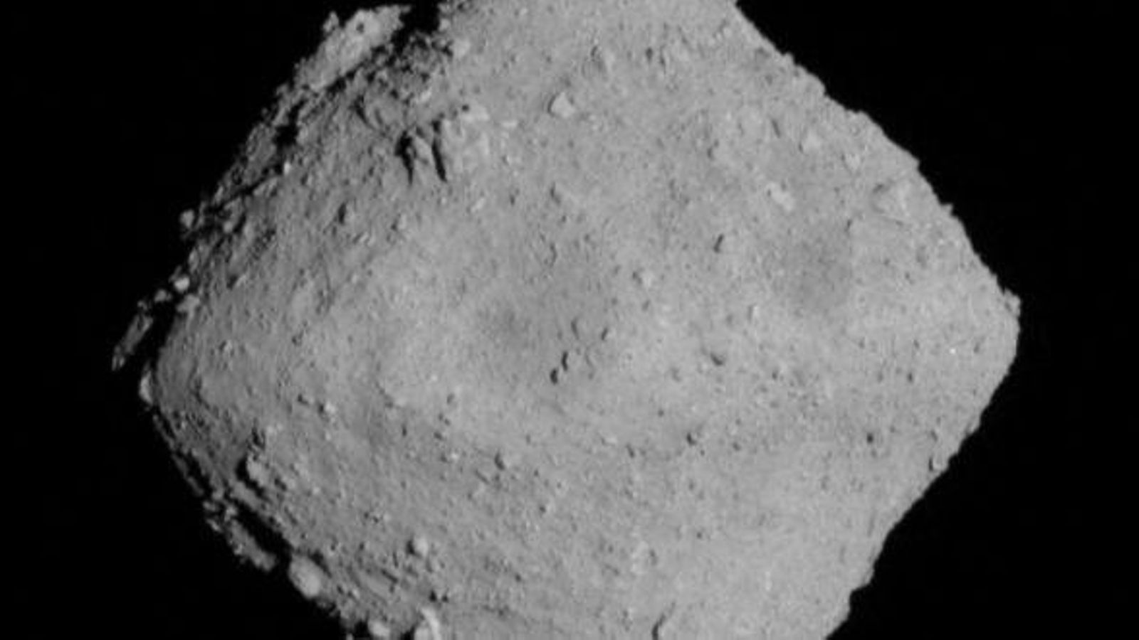 L'asteroide Ryugu es veu des d'una distància de 20 km durant la missió Hayabusa2 de l'Agència Espacial Japonesa