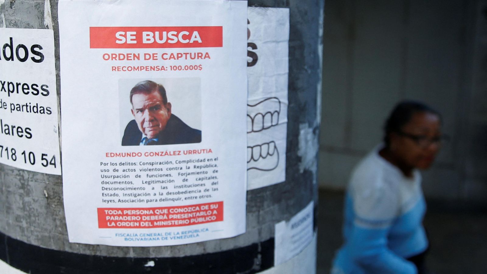 Cartell amb la cara d'Edmundo González i una recompensa, penjat a Caracas