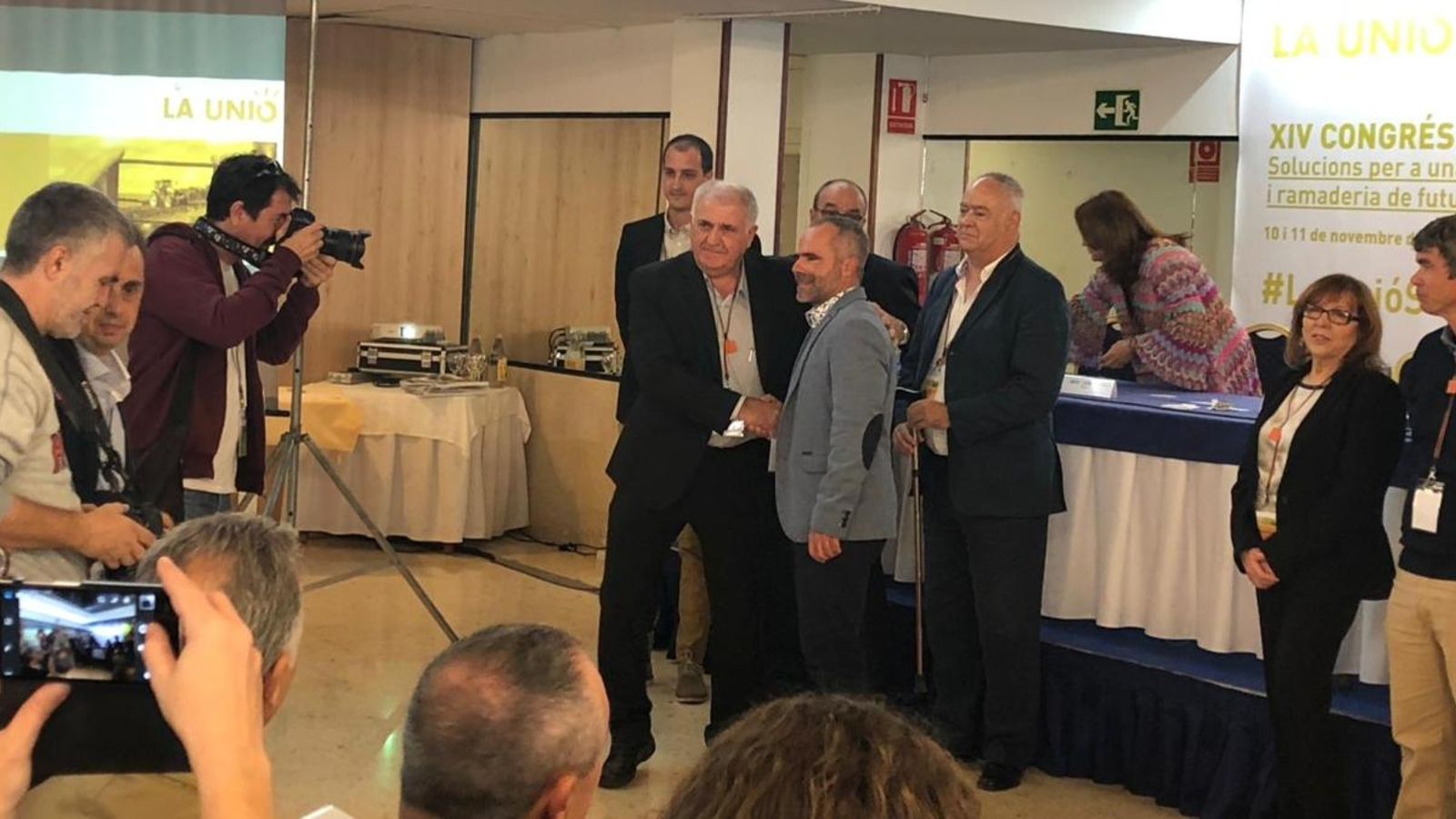 Ramón Manpel, que acaba el mandat, felicita a l'actual líder de la Unió, Carles Peris