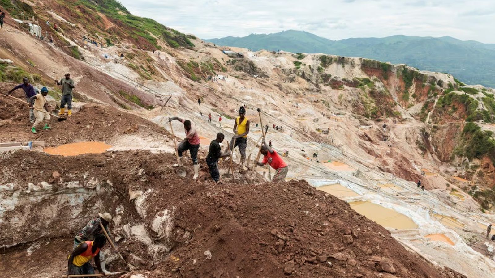 Imatge d'arxiu de treballadors en una mina de coltan de Rubaya, on s'ha produït el col·lapse d'una d'elles, en l'est de la República Democràtica del Congo