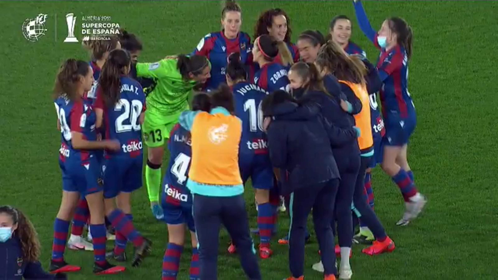 Les jugadores del Llevant celebren el passe a la final de la Supercopa