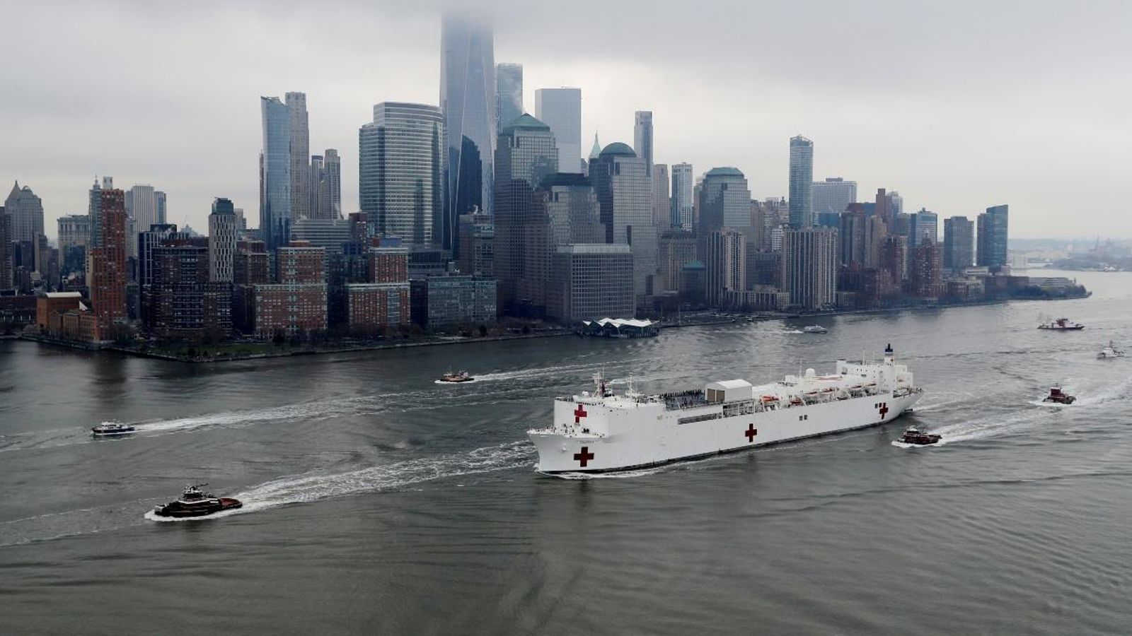 Un vaixell hospital amb mil llits i dotze quiròfans arriba a Nova York