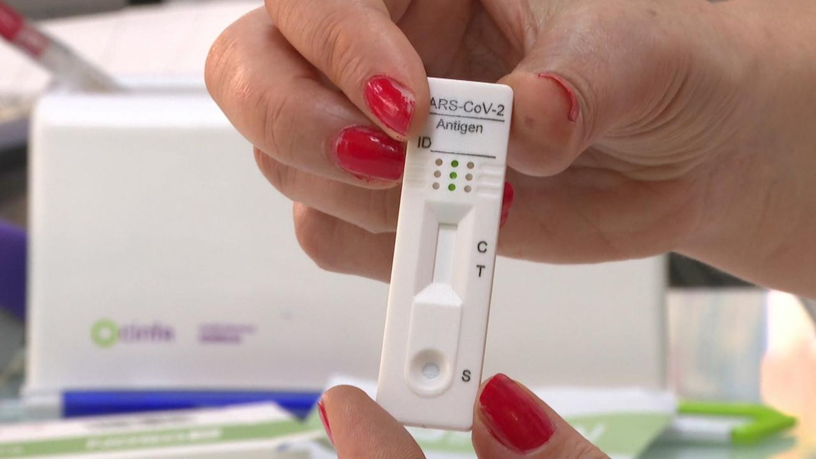 Un test d'antígens dels que s'ofereixen en atenció primària per a distingir la Covid-19 de la grip