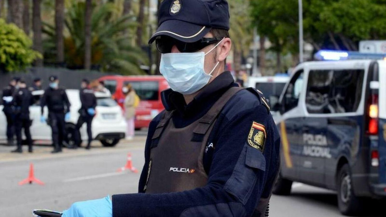 Agent de la Policia Nacional amb mascareta