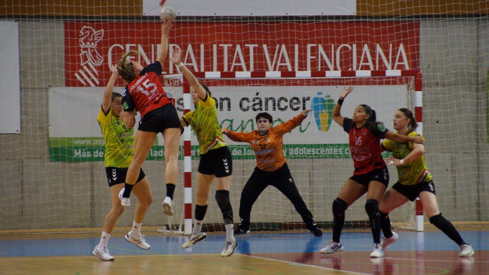 Una jugadora del Morvedre, en una acció ofensiva