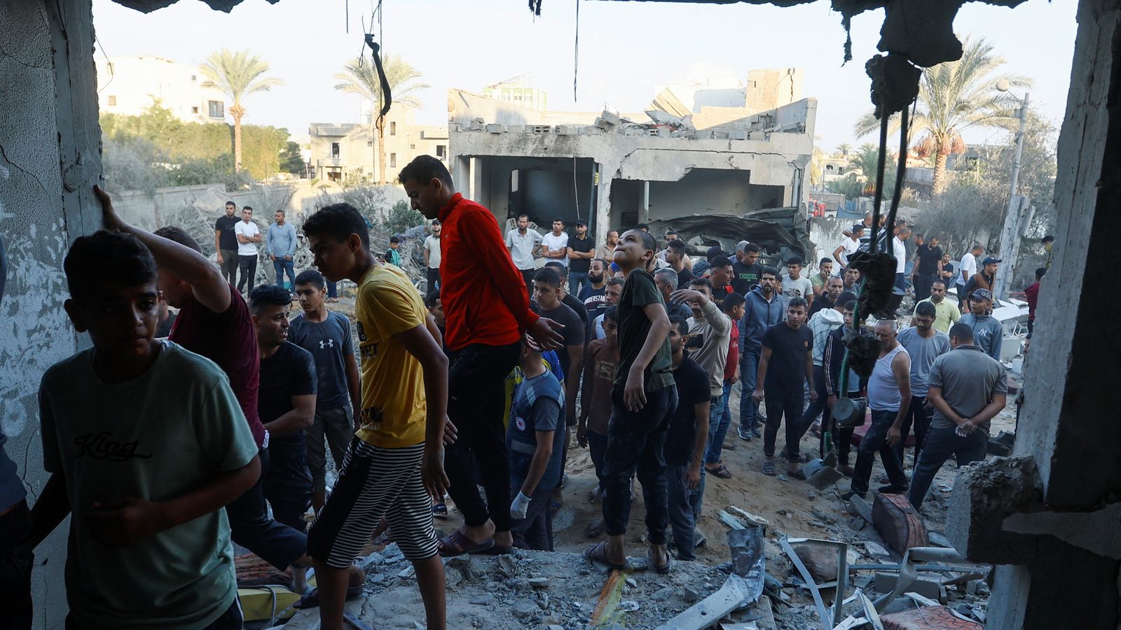 Palestins miren una casa destruïda a Khan Younis, en el sud de la Franja de Gaza