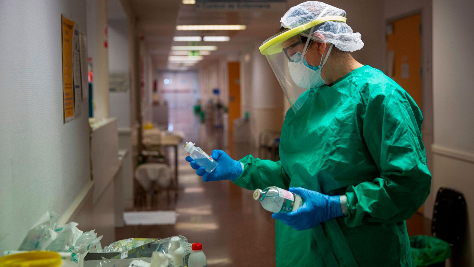 Una sanitària prepara el tractament dels pacients en el corredor d'un hospital