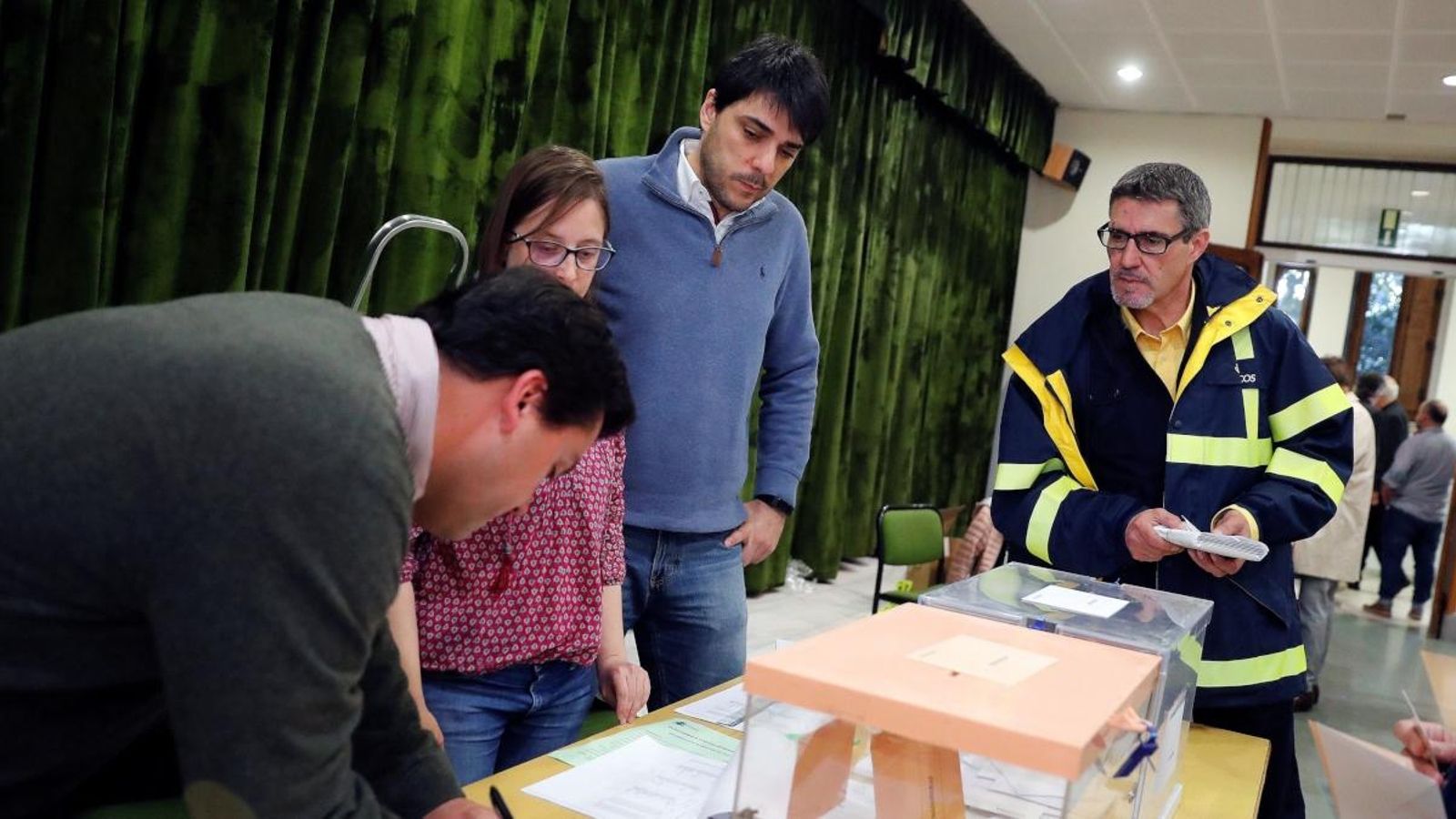 Un funcionari de Correus fa lliurament dels vots emesos per correu