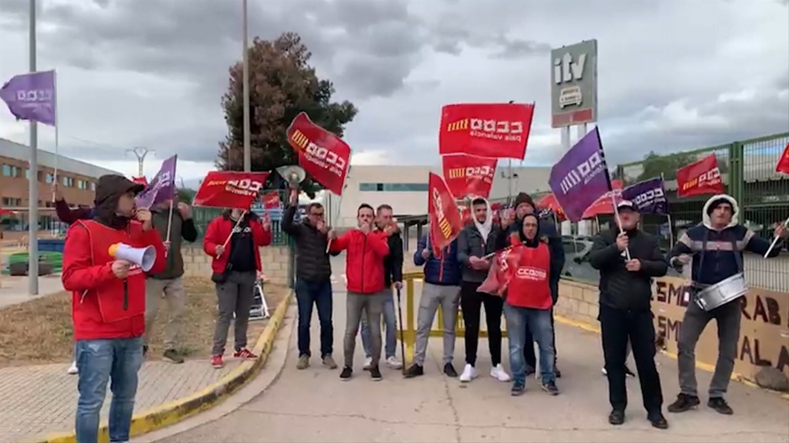 Vaga enfront de l'estació d'ITV de Riba-roja de Túria