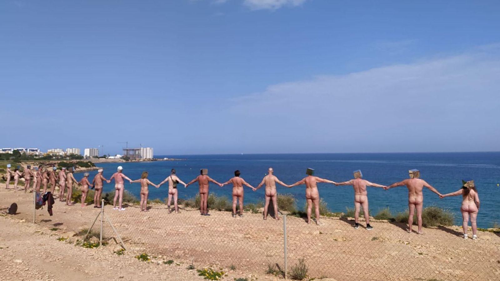 Un moment de la performance naturista en defensa de la cala de La Mosca Un moment de la performance naturista en defensa de Cala Mosca