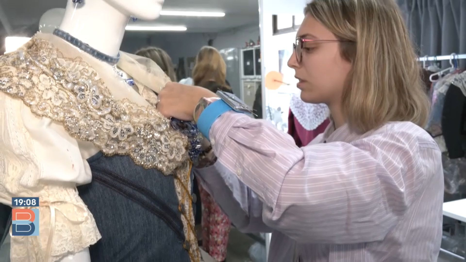 Luna dona les últimes puntades al vestit