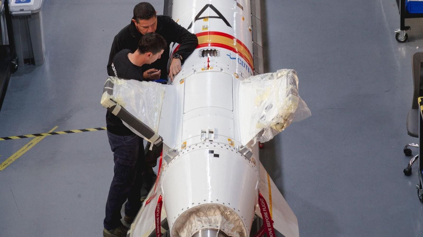 Dos treballadors de PLD Space enllesteixen l'aparell que s'enlairarà des de Huelva, en una imatge d'arxiu