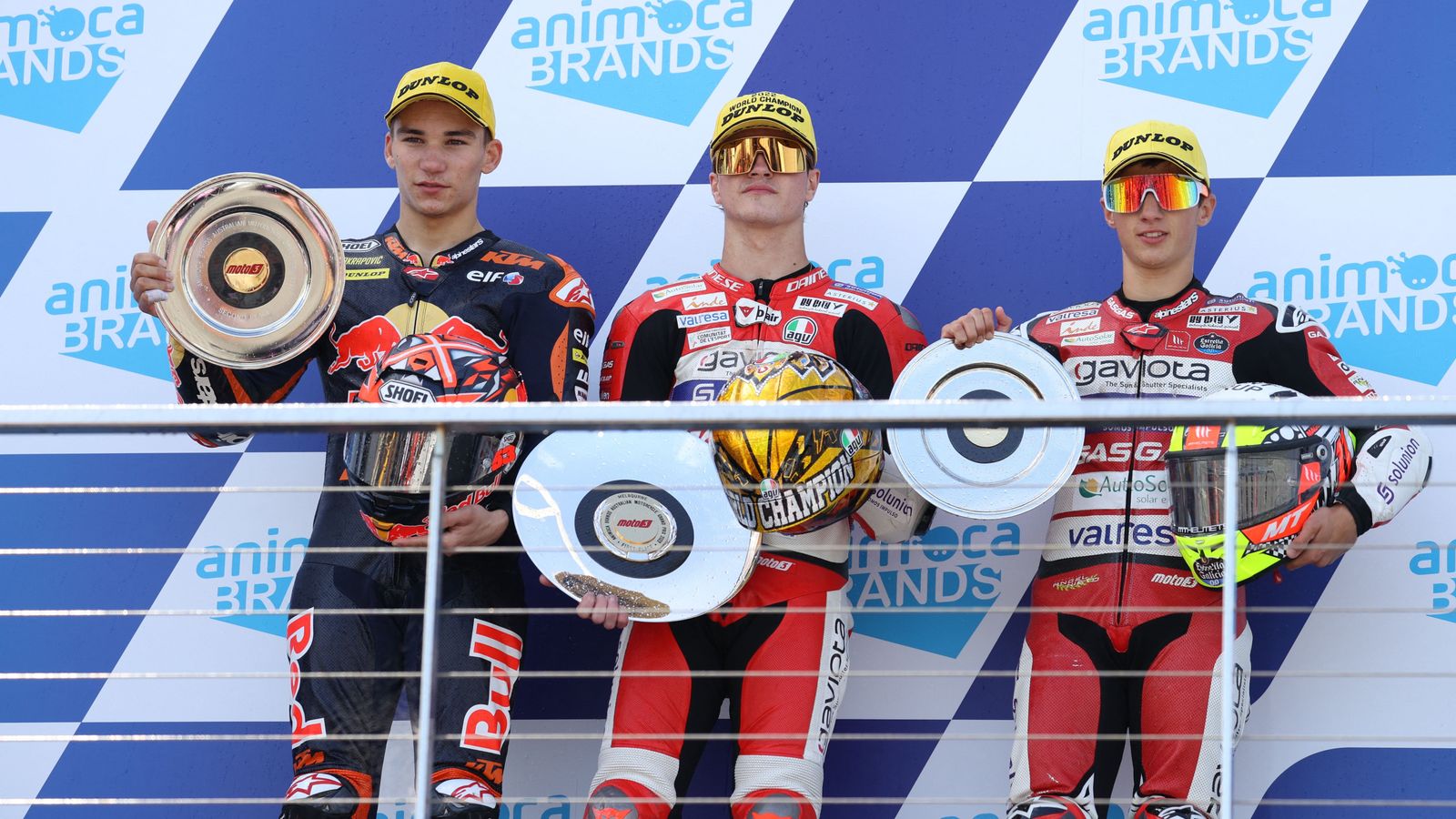 Deniz Öncü, Izan Guevara i Sergio García, en el pòdium