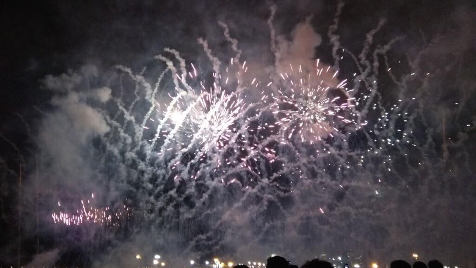 Imatge de mascletà vertical a la ciutat de València