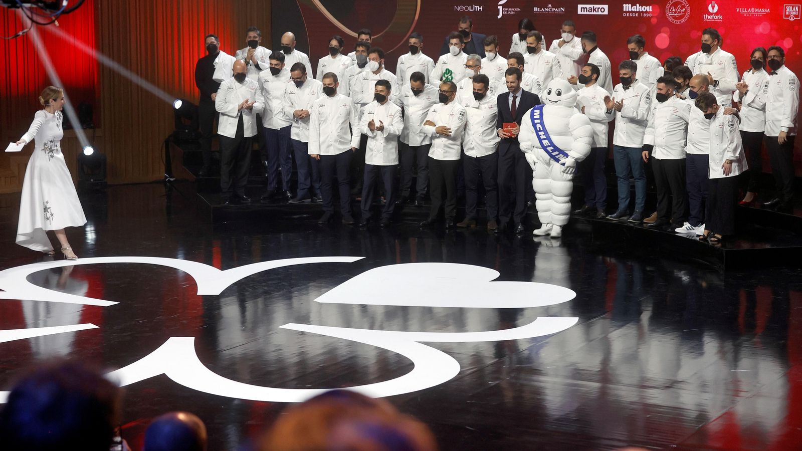 Els xefs dels 32 restaurants que han rebut una estrela Michelin, posen per a la foto de família durant la gal·la Guia Michelin Espanya i Portugal 2022