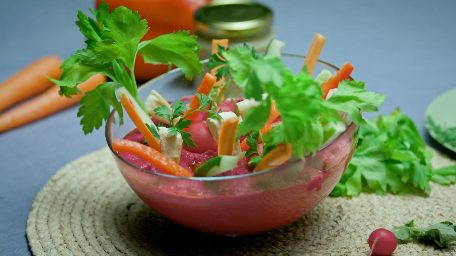 Hummus de remolatxa amb pa de pita i verduretes