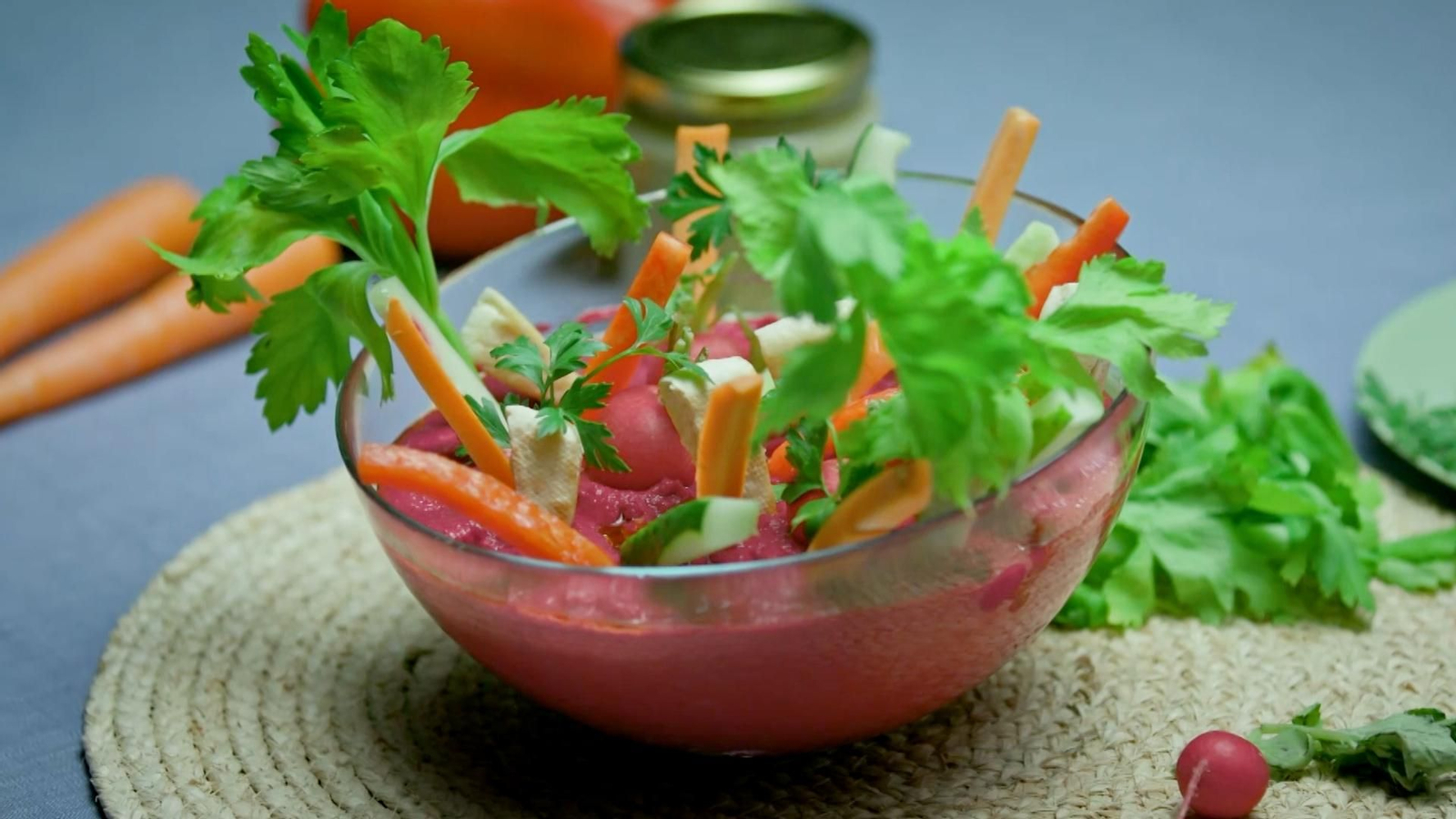 Hummus de remolatxa amb pa de pita i verduretes