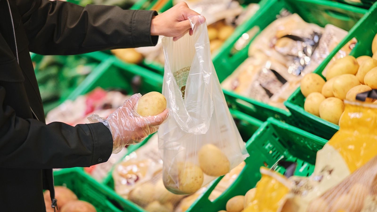 Una clienta embossa diverses creïlla en un dels supermercats de Mercadona