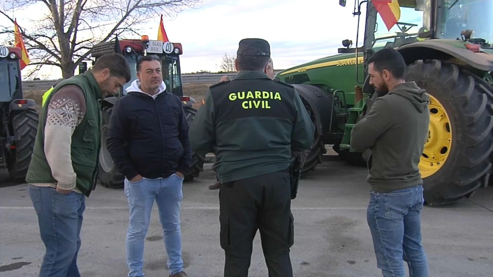 Diversos llauradors, concentrats a Utiel, per a participar en la marxa lenta per a visibilitzar les seues reivindicacions