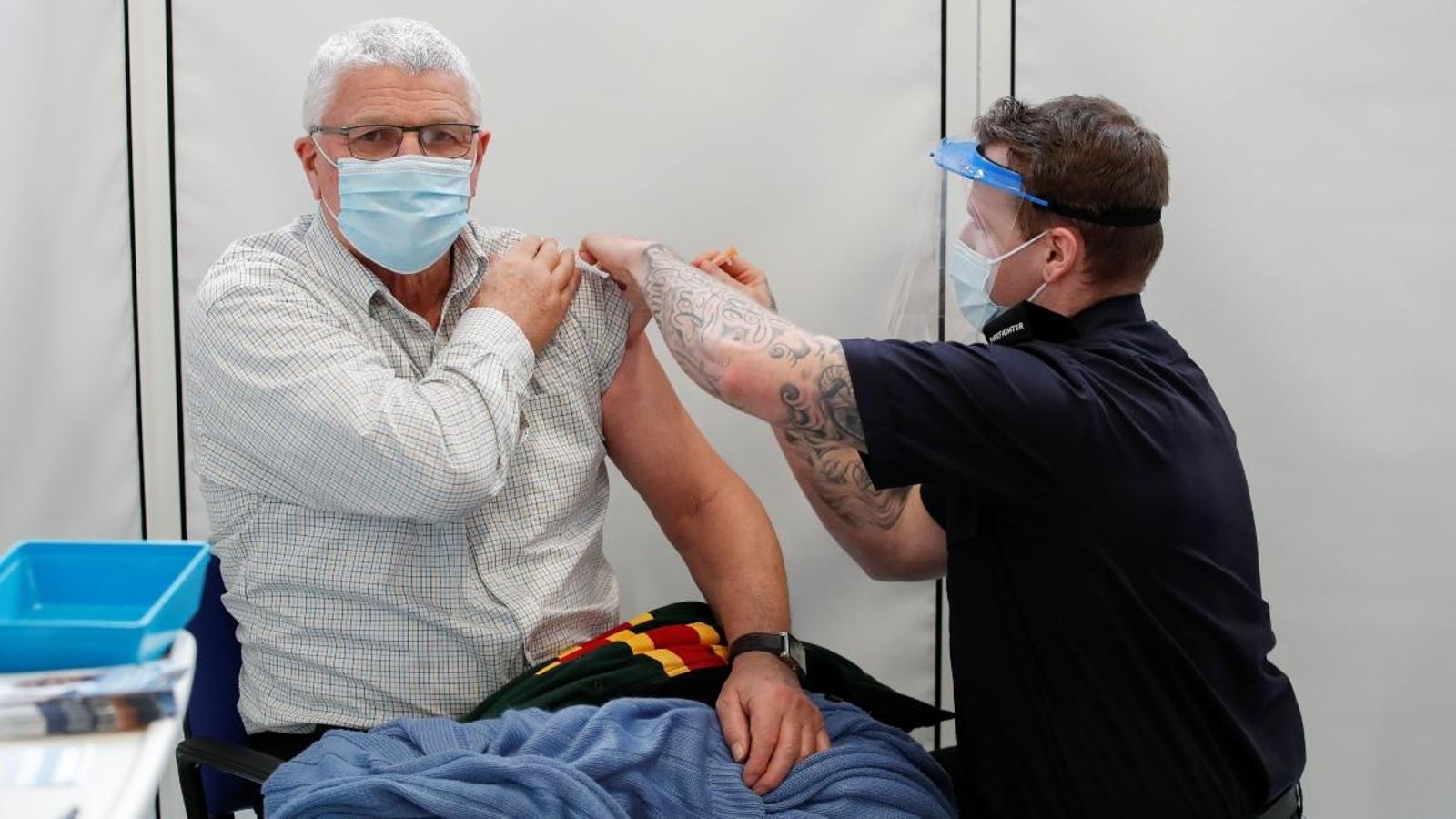 Un bomber rep la vacuna al Regne Unit