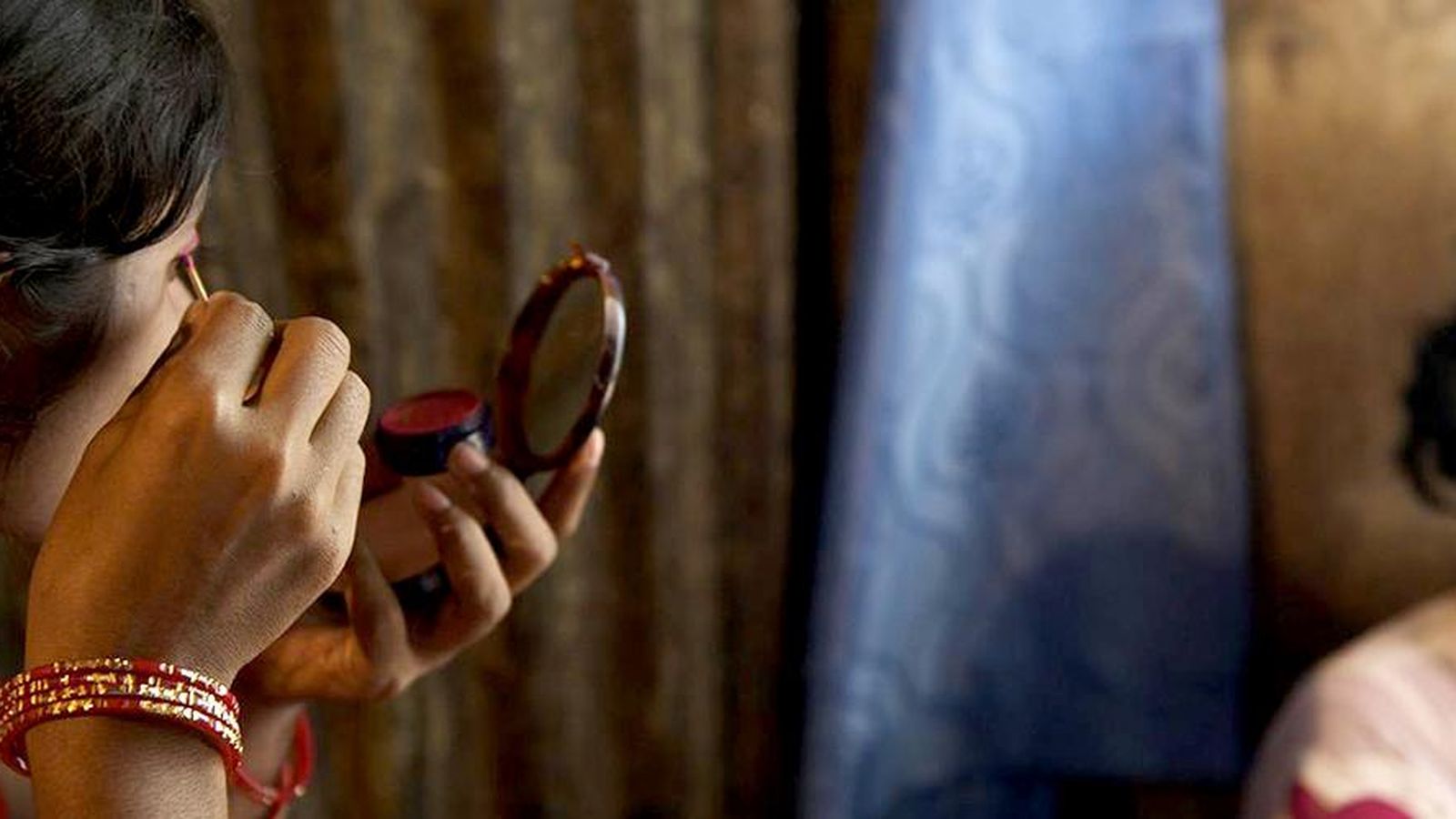 A Munni un home que li va oferir trobar-li un treball la va vendre a un bordell