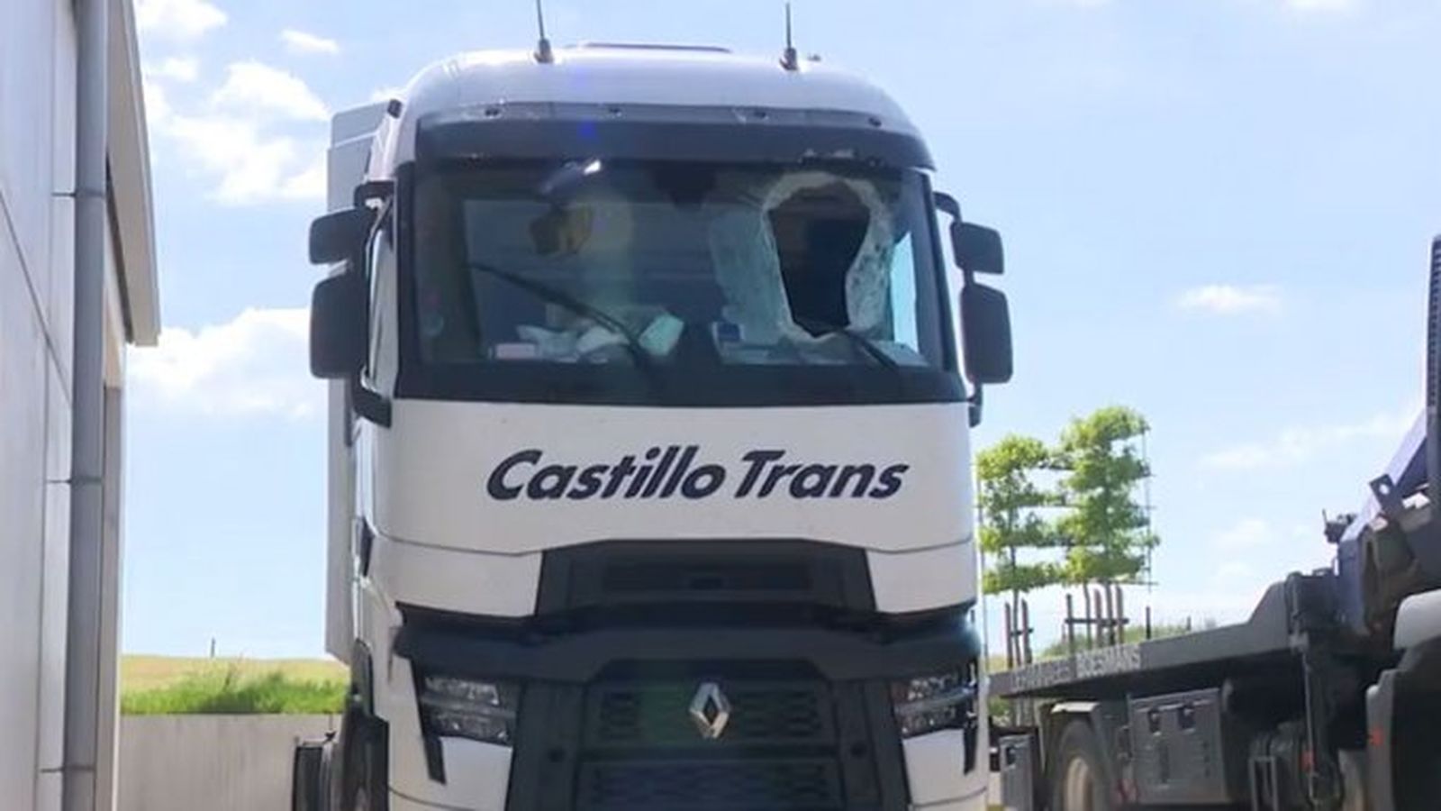Estat en el qual va quedar el camió de transports Castillo Trans després de l'impacte de la tapa de clavegueram