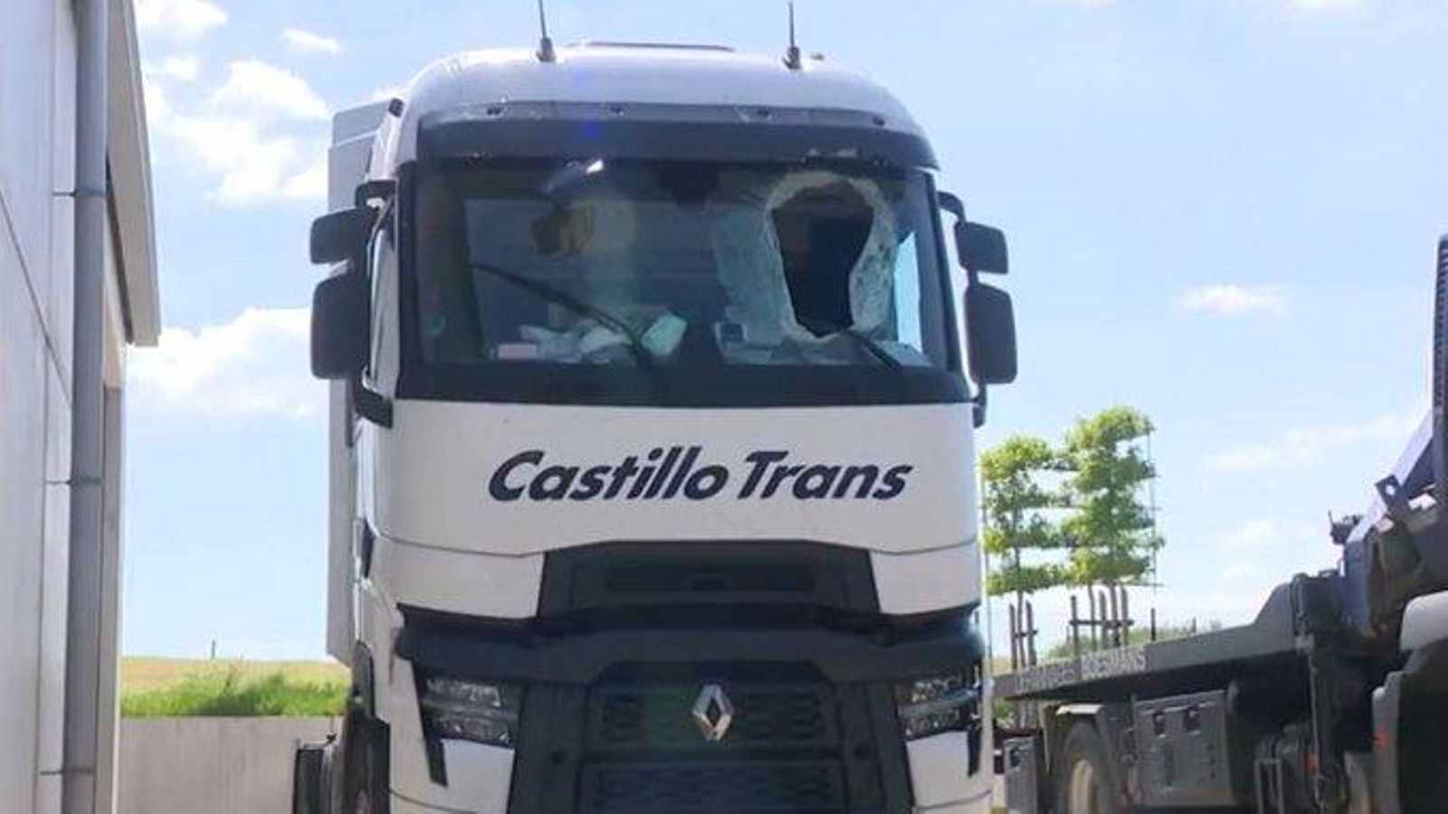 Estat en el qual va quedar el camió de transports Castillo Trans després de l'impacte de la tapa de clavegueram