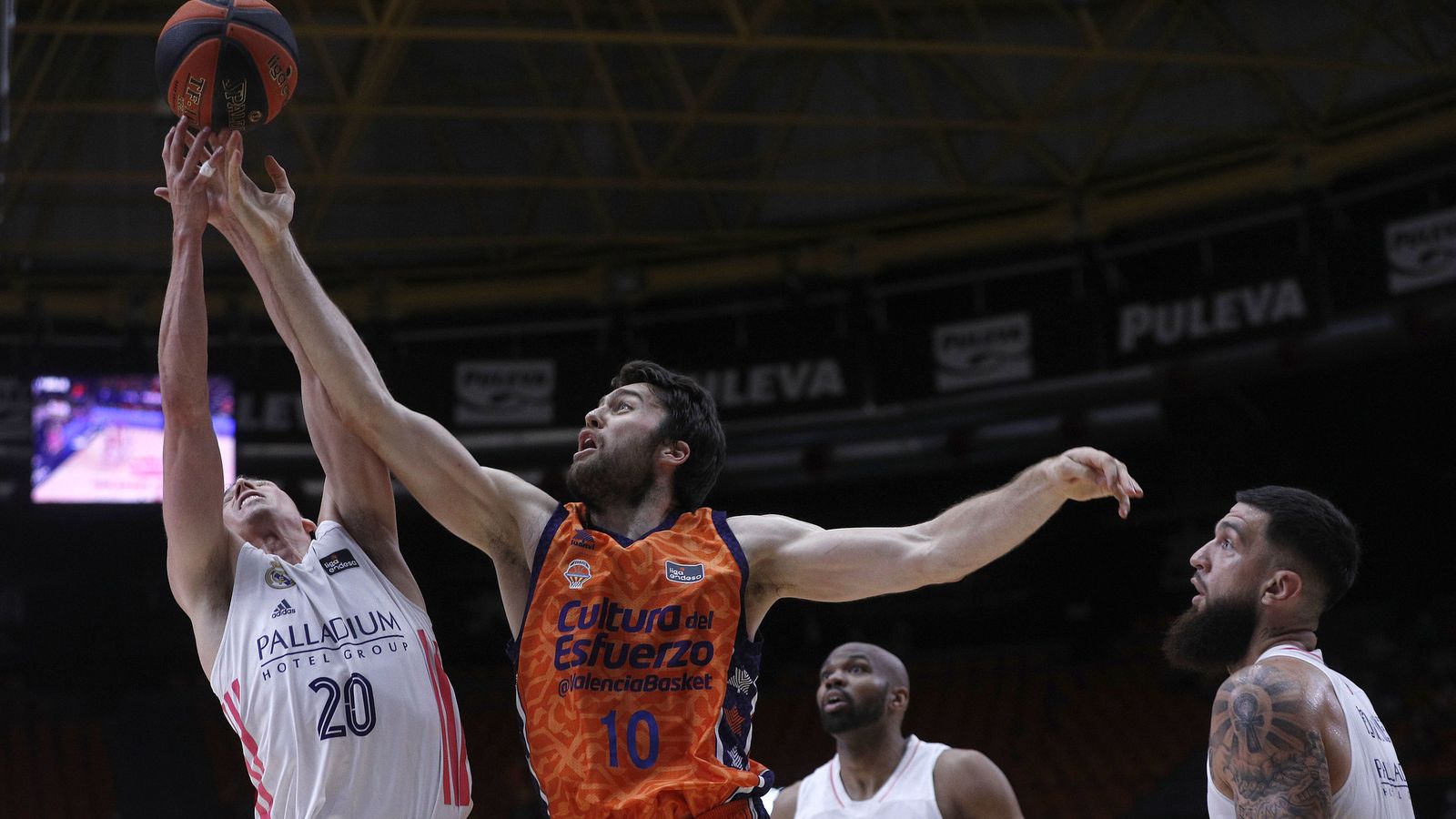 Mike Tobey lluita per un rebot amb Carroll