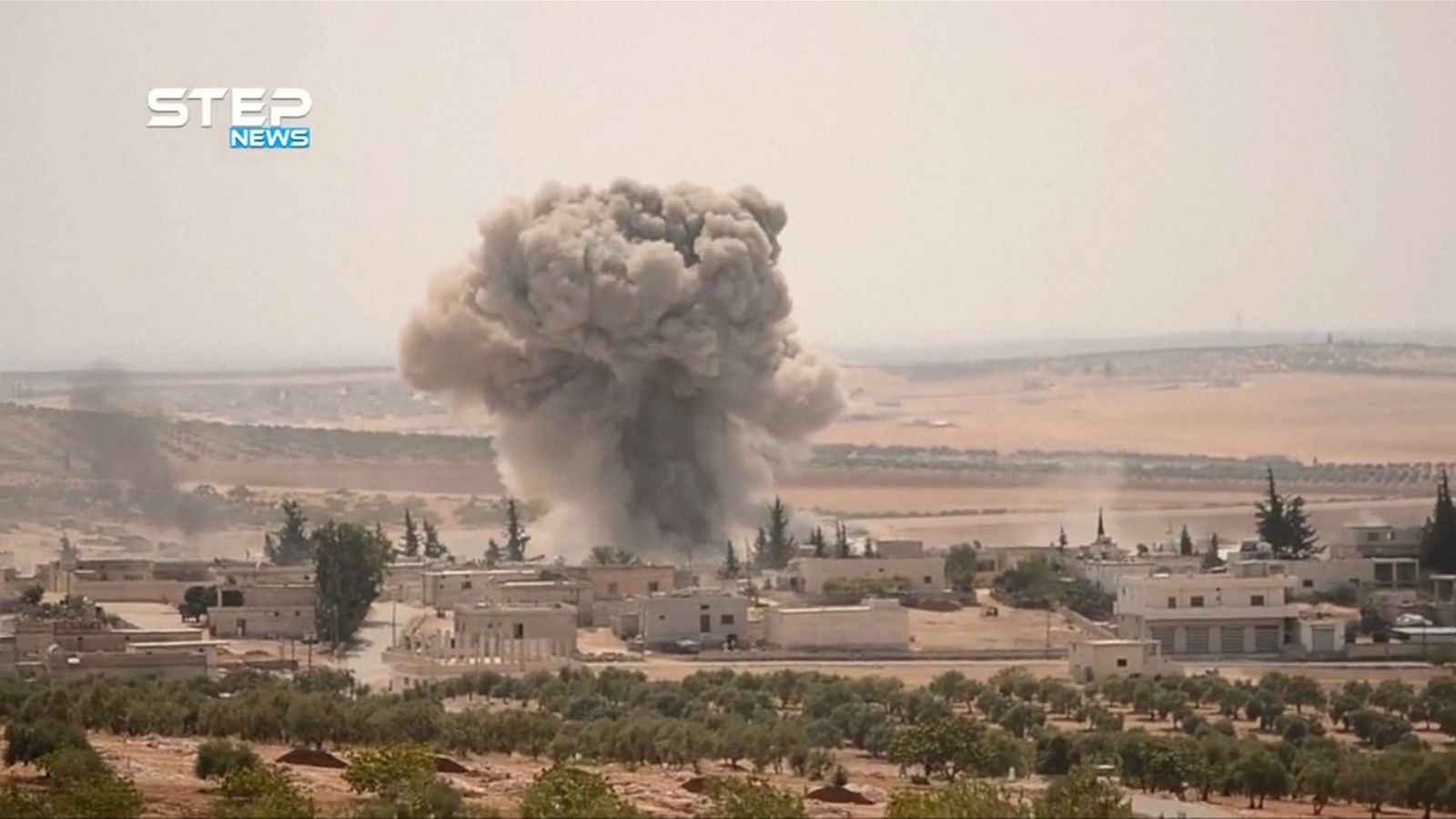 Una columna de fum s'alça com a conseqüència del bombardeig a la localitat d'Halbeh, al sud de la província d'Idlib