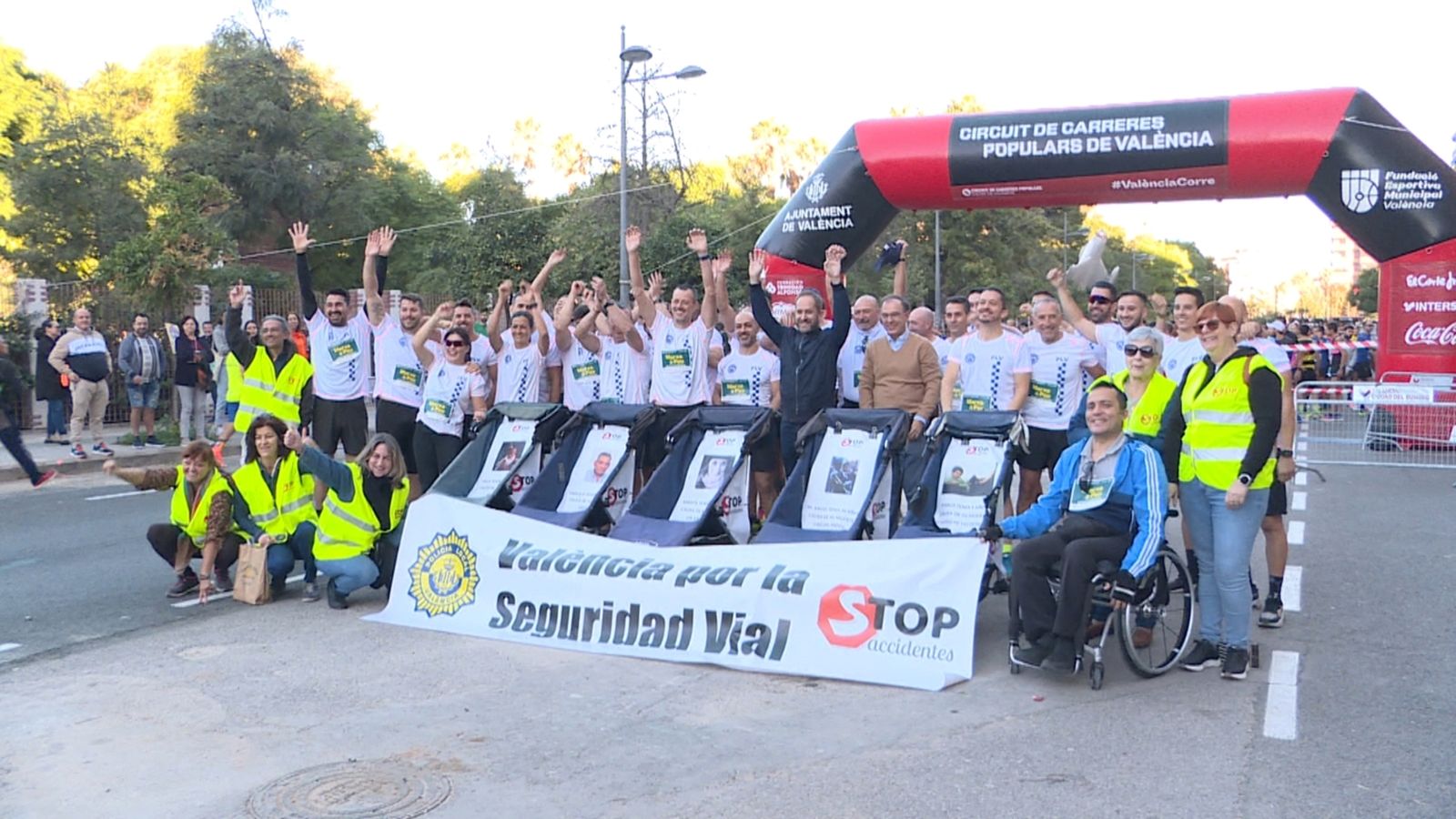 Agents de la Policia Local de València i víctimes d'accidents de trànsit posen durant l'acte