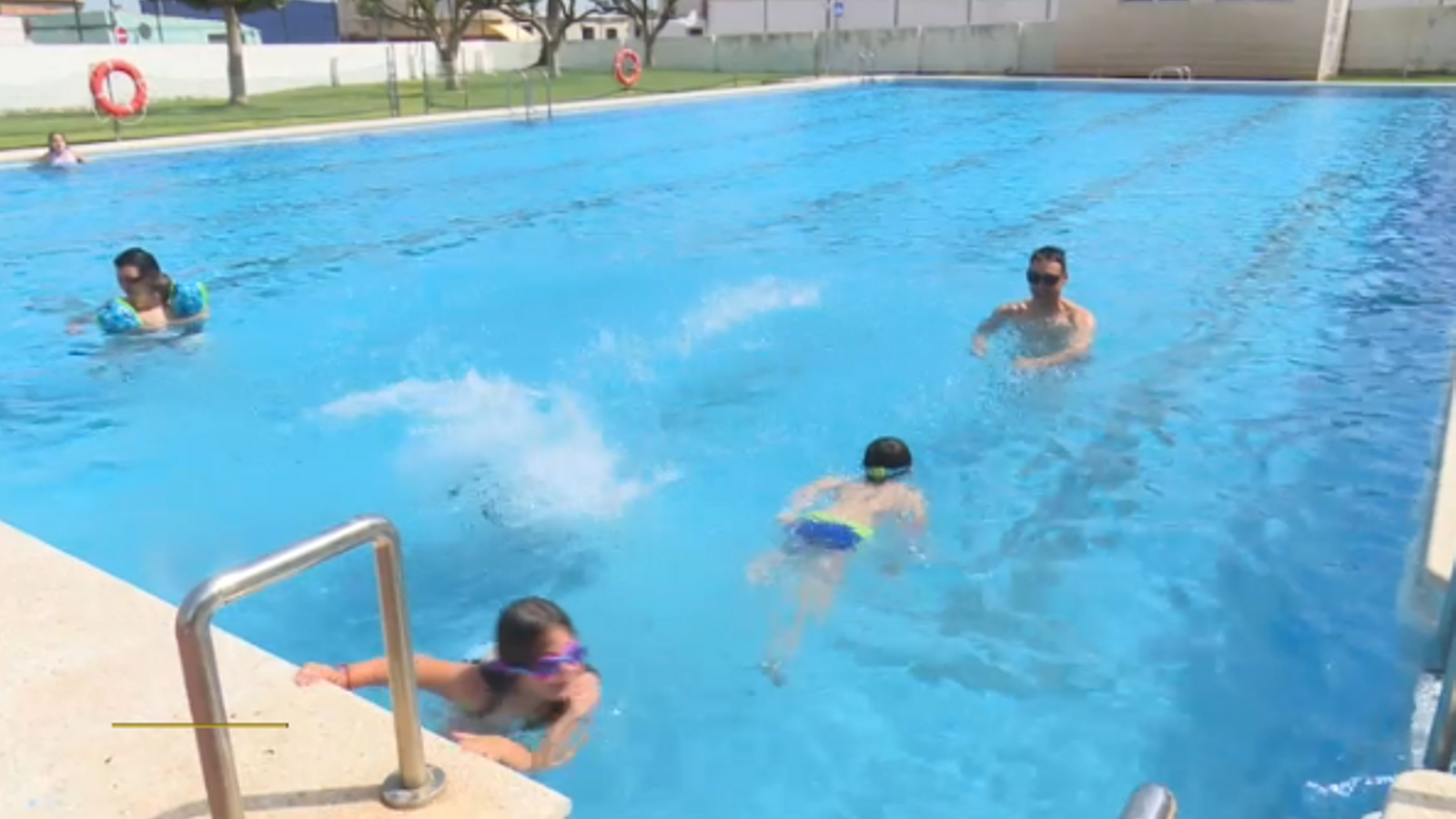 Una piscina en una imatge d'arxiu Començen a reobrir les piscines municipals