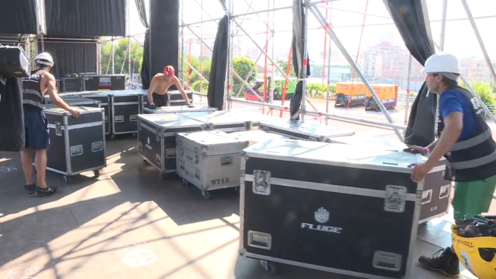 Muntatge d'un dels quatre macroescenaris del Low Festival 2018 de Benidorm