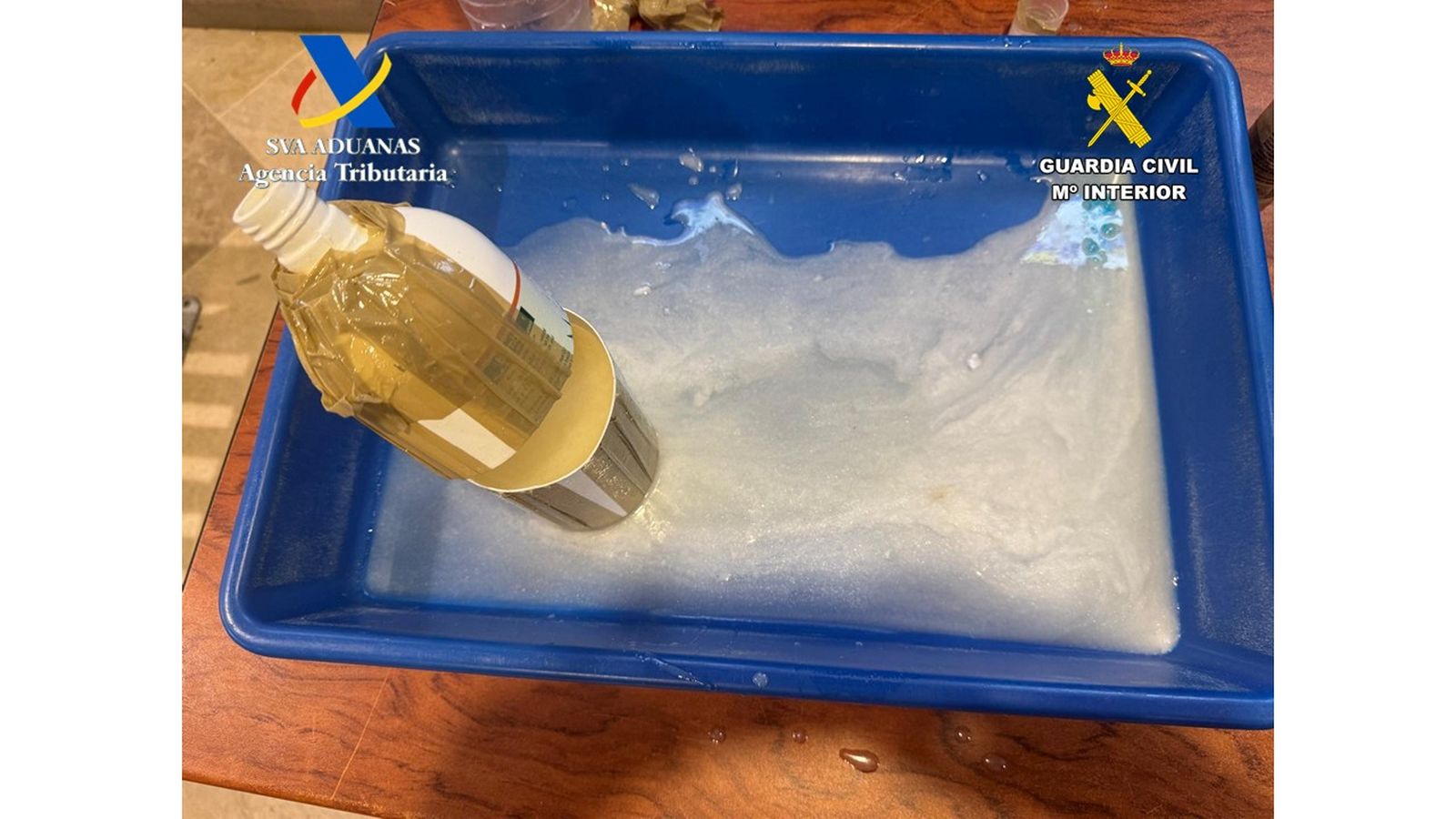 Imatge del narcotest realitzat al contingut dels pots de xampú en la duana de l'aeroport de València
