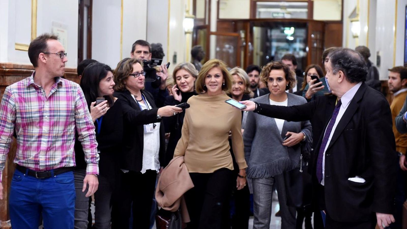 L'exsecretària general del PP, María Dolores de Cospedal, envoltada de periodistes als corredors del Congrés L'exsecretària general del PP, María Dolores de Cospedal, envoltada de periodistes als corredors del Congrés