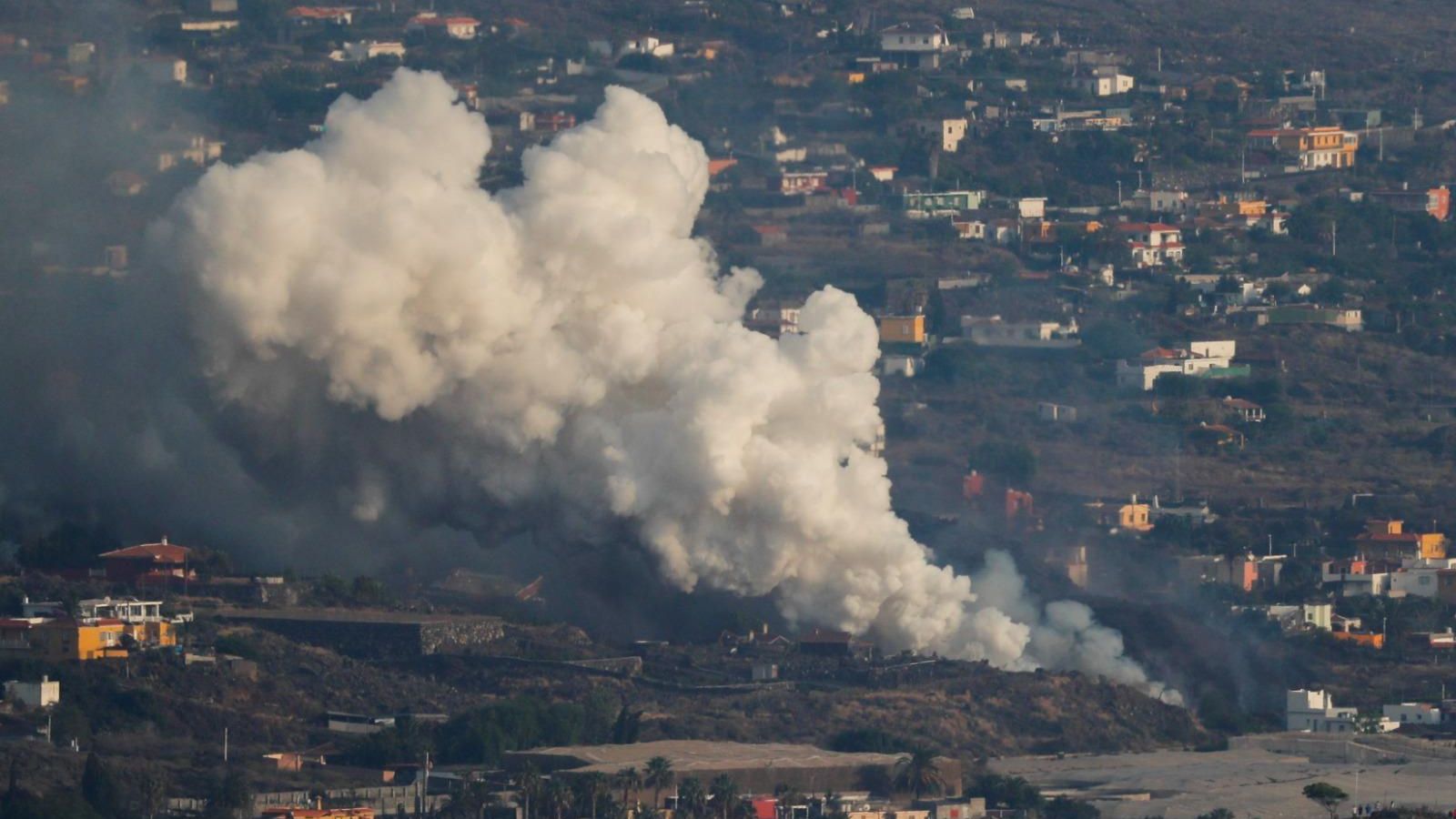 Immensa columna de gasos que deixa la lava del Cumbre Vieja mentre avança la lava