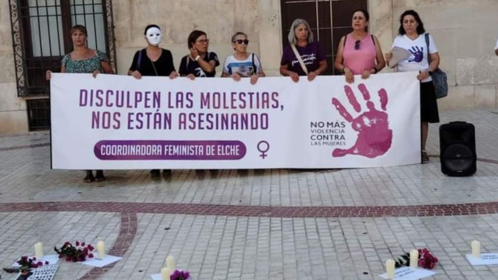 Una pancarta desplegada durant l'inici de la vigília a Elx