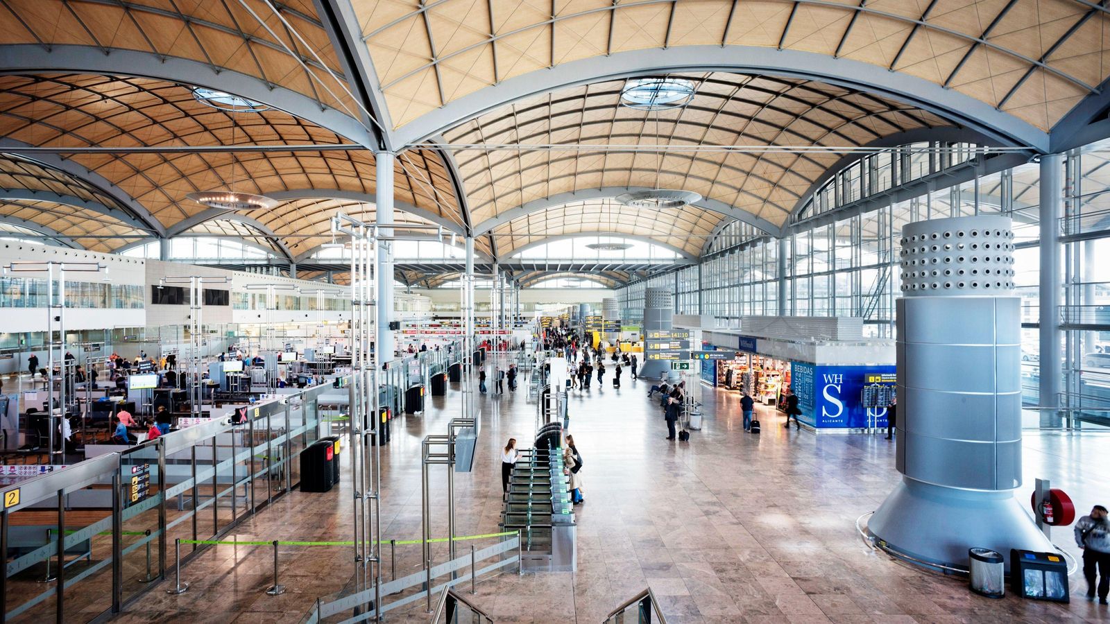 Els vigilants de seguretat de l'aeroport, que supervisen el control de seguretat d'abans d'embarcar, comencen aquest divendres aturades parcials, programades fins a gener