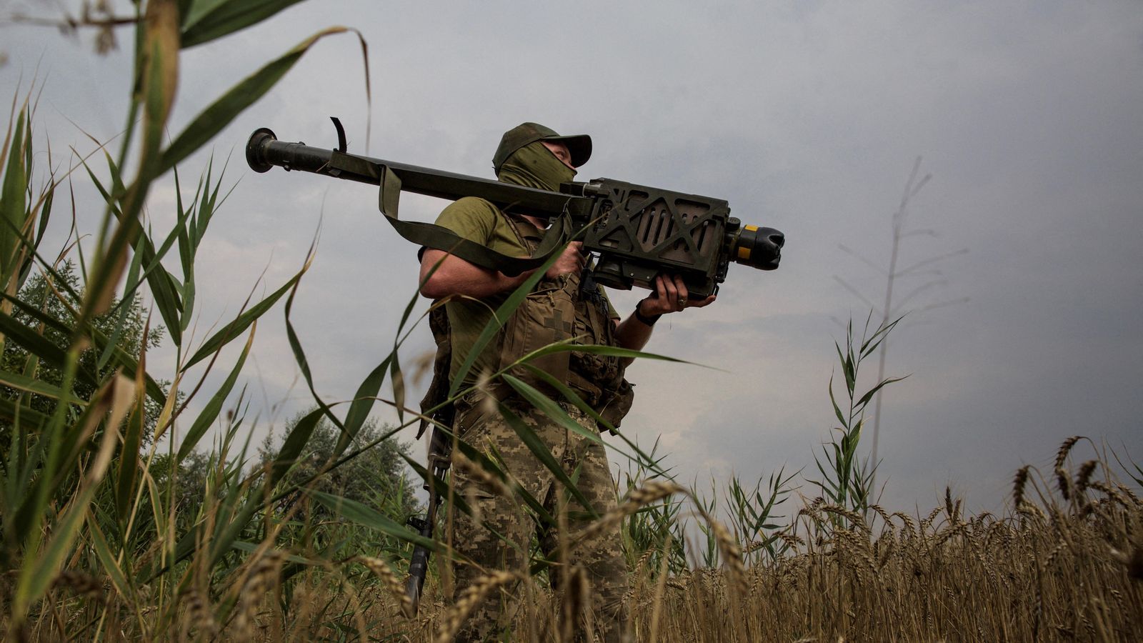Un militar ucraïnés sosté un míssil antiaeri Stinger a la regió de Mykolaiv, Ucraïna, en una imatge d'arxiu