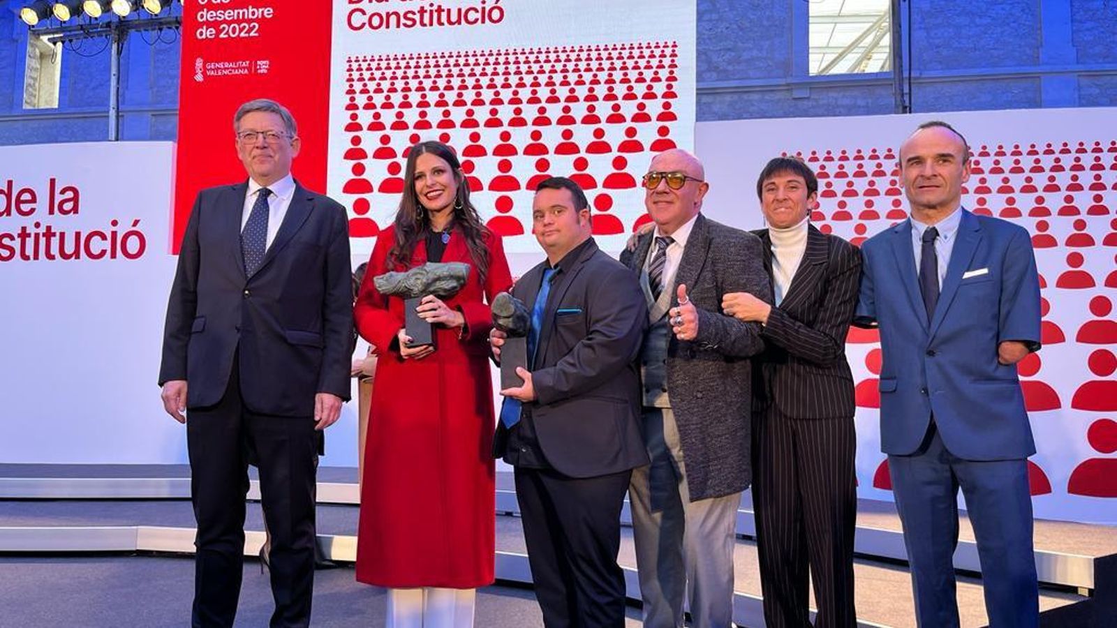 El president Ximo Puig, aquest dimarts amb alguns dels premiats