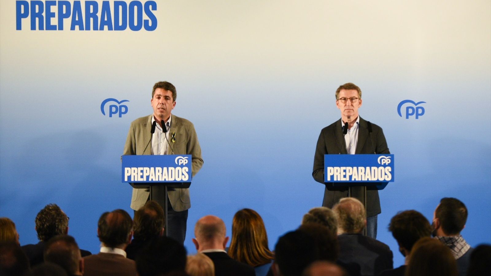 El president del Partit Popular, Alberto Núñez Feijóo i el president del PPCV, Carlos Mazón, durant una trobada amb simpatitzants del partit, en el MuVIM