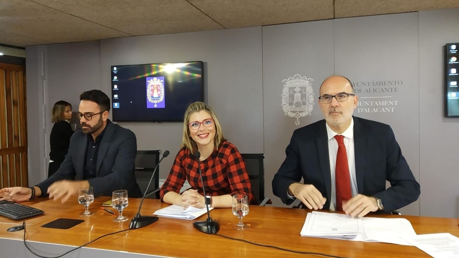 La portaveu de l'equip de govern municipal, Maria del Carmen Sánchez, aquest dimarts, entre Adrián Sántos i Manuel Villar