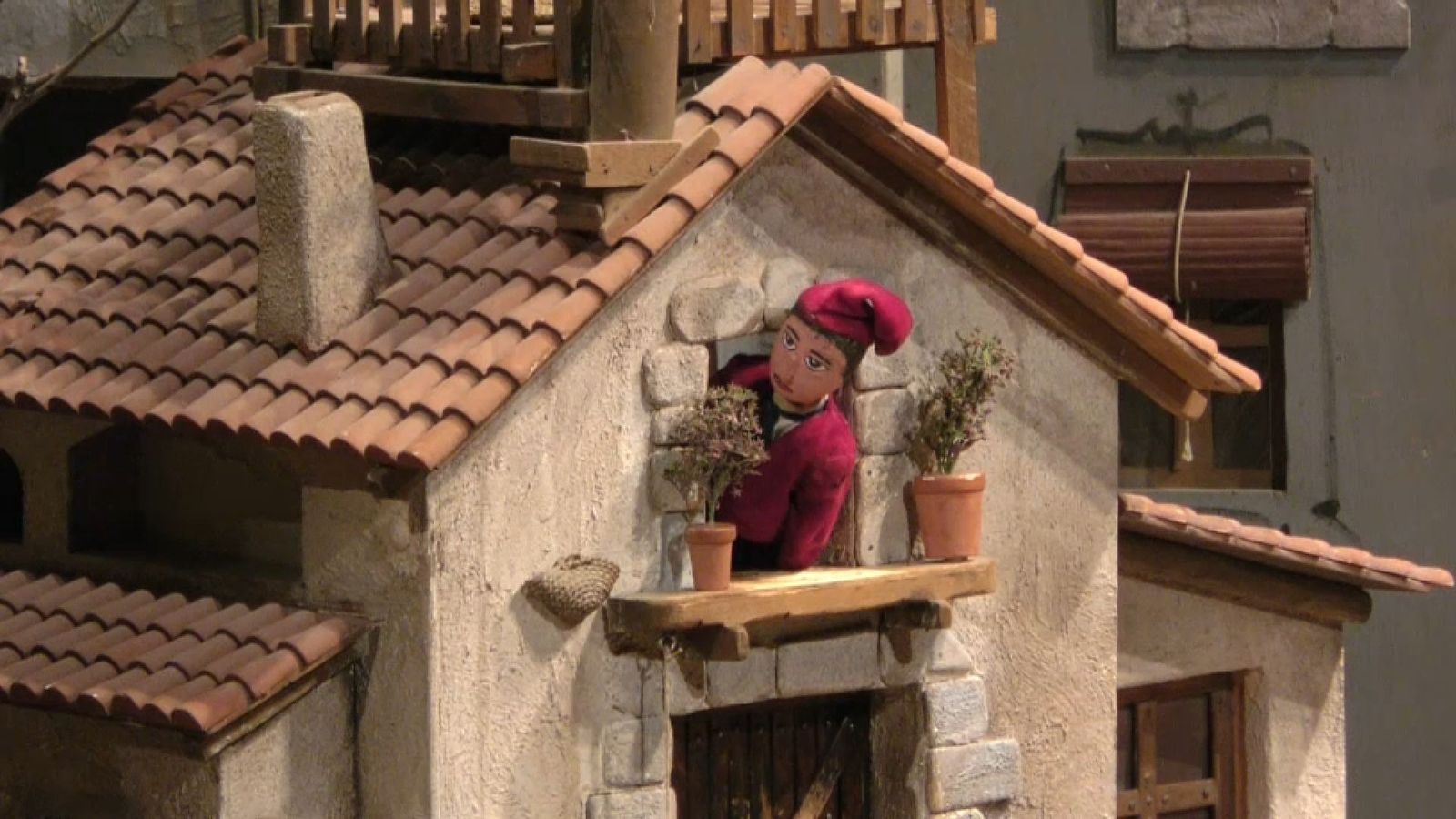 Tirisiti, la icònica titella que parla amb xiulits, ix per la finestra en una de les escenes de la representació d'aquest divendres