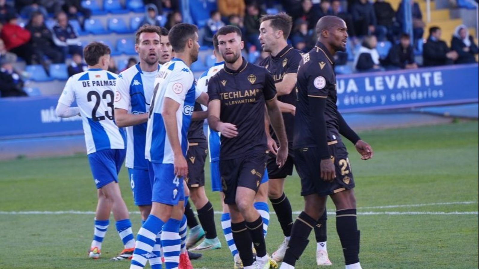 Diversos jugadors dels dos equips, en una acció del duel
