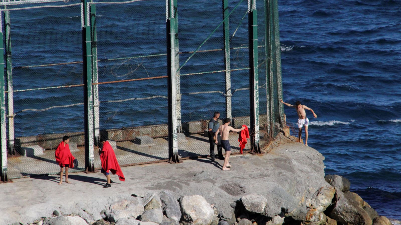 Joves marroquins arribant a Ceuta per l'espigó sud del Tarajal